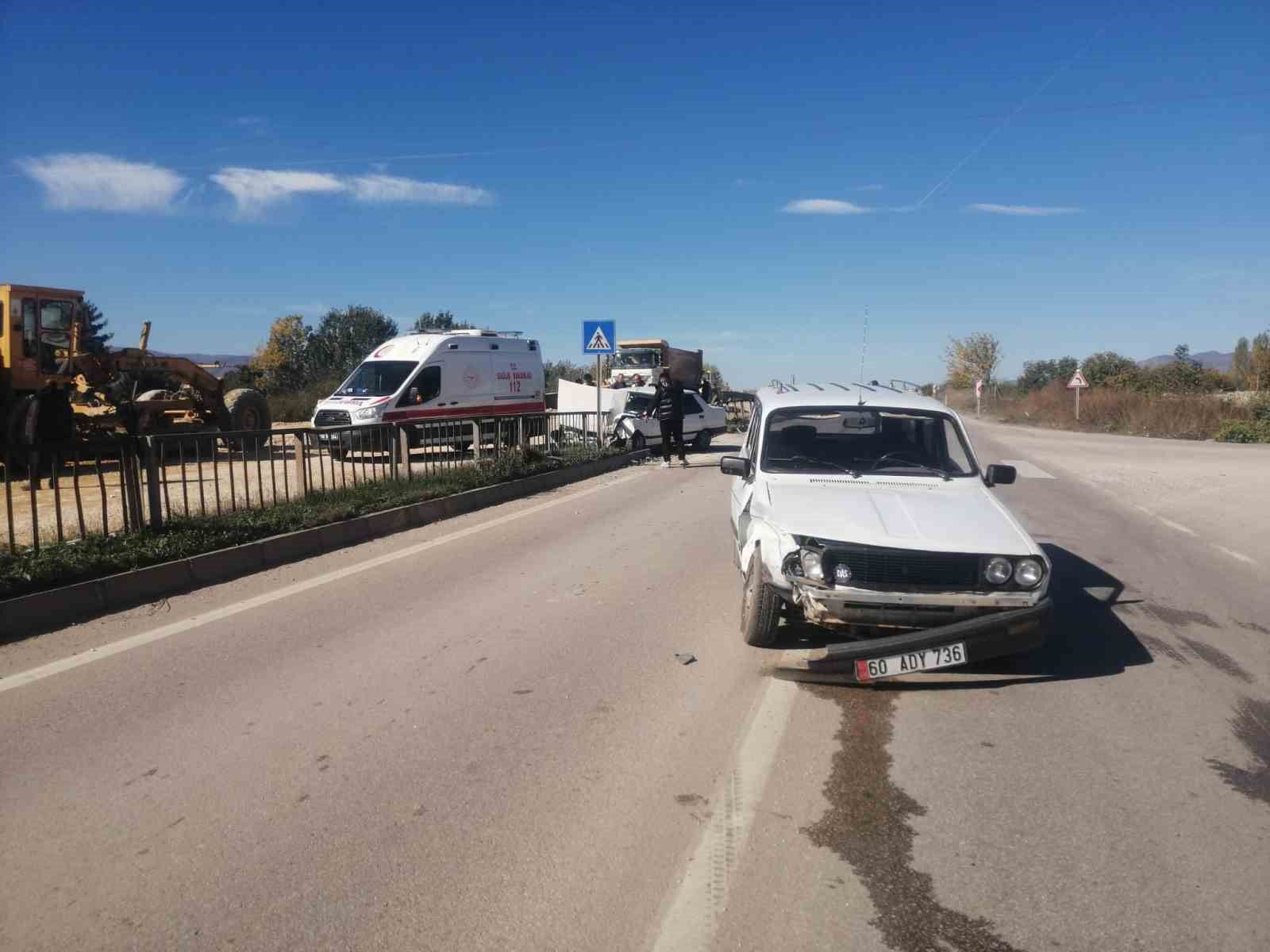Tokat’ta kaza yapan otomobil bariyere girdi
