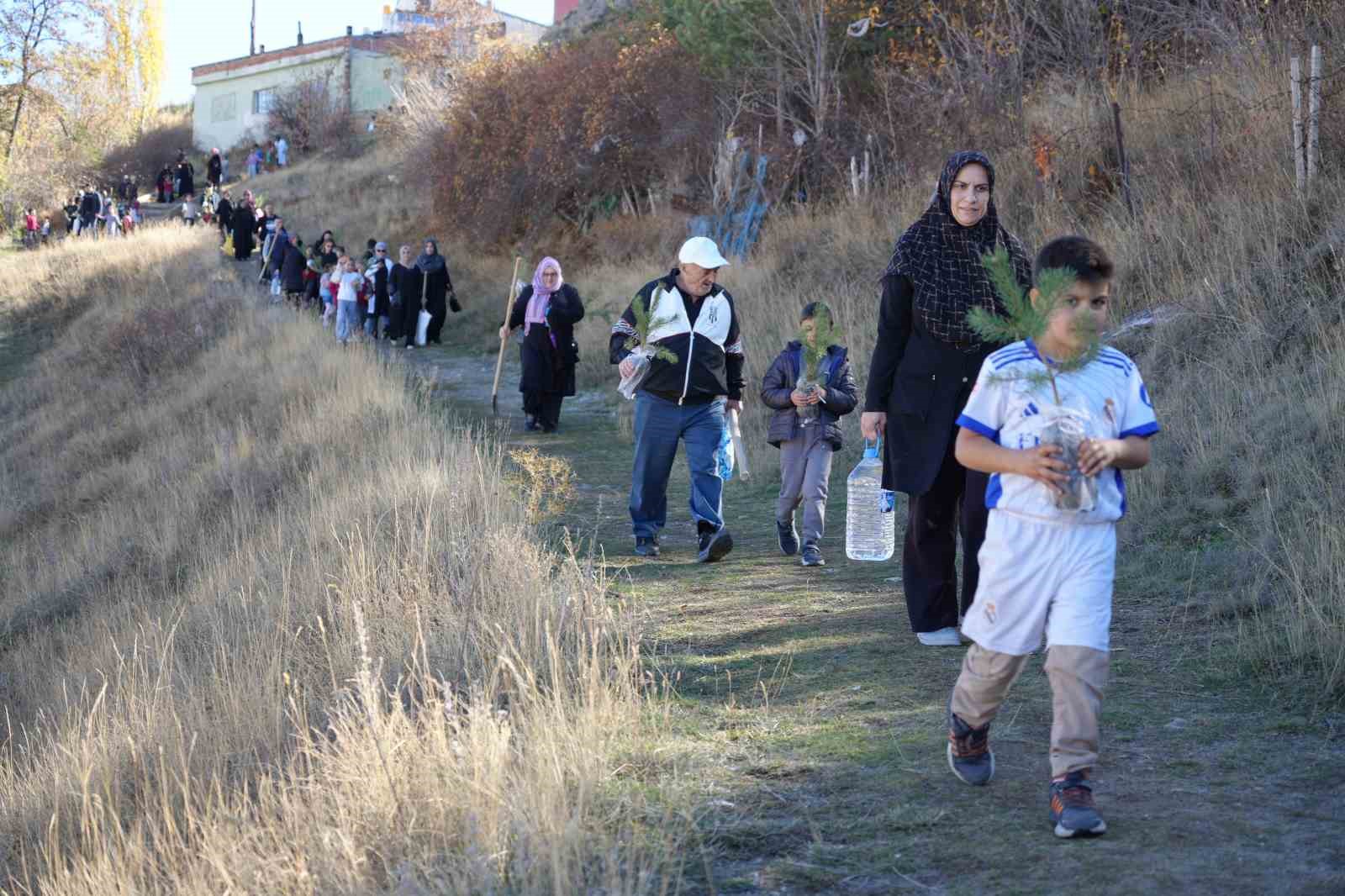 Bayburt’ta minik eller ‘Yeşil Vatan’ için fidan dikti
