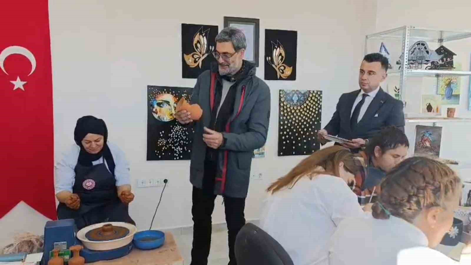 Uğur Işılak&rsquo;tan engelsiz yaşam merkezine anlamlı at&ouml;lye ziyareti
