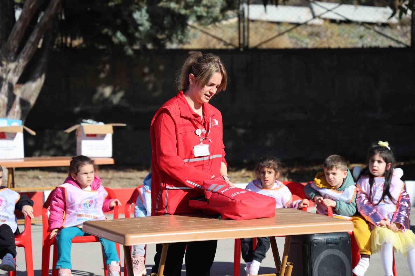 Elazığ&rsquo;da Kızılay haftası coşkusu: 100&rsquo;&uuml;n &uuml;zerinde okul ziyaret edilecek
