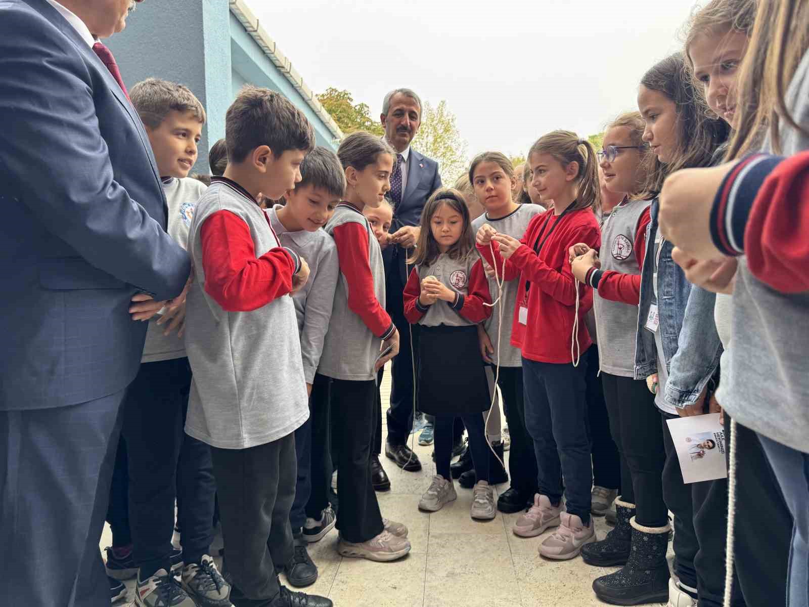 Vali öğrencilerle geleneksel oyunlar oynadı