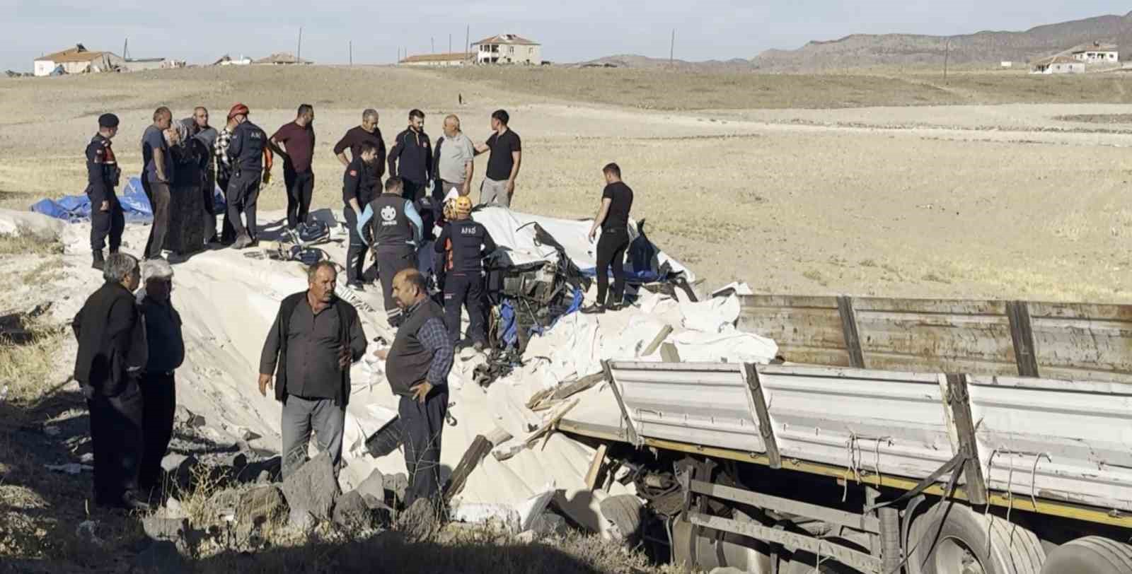 Tır şarampole düştü, sürücü kum altında kalan kabin içerisinde can verdi