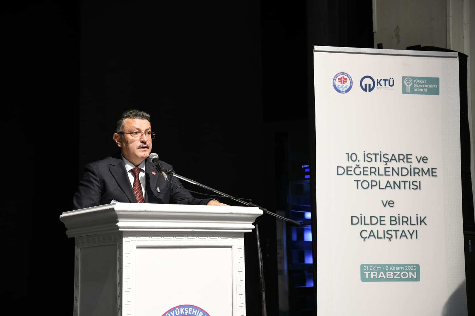 Başkan Ahmet Metin Gen&ccedil;: "T&uuml;rk&ccedil;emizi ve dilimizi korumak sadece k&uuml;lt&uuml;rel bir tercih değildir, zorunluluk ve milli vazifedir"
