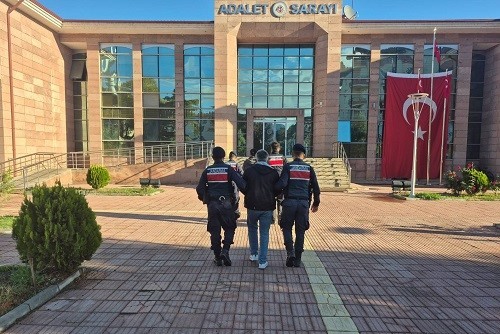 Ev eşyası taşır gibi uyuşturucu taşıdılar: On binlerce hap ele geçirildi