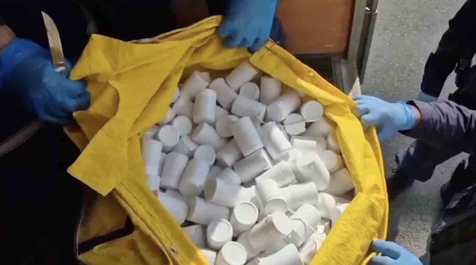 Ev eşyası taşır gibi uyuşturucu taşıdılar: On binlerce hap ele geçirildi