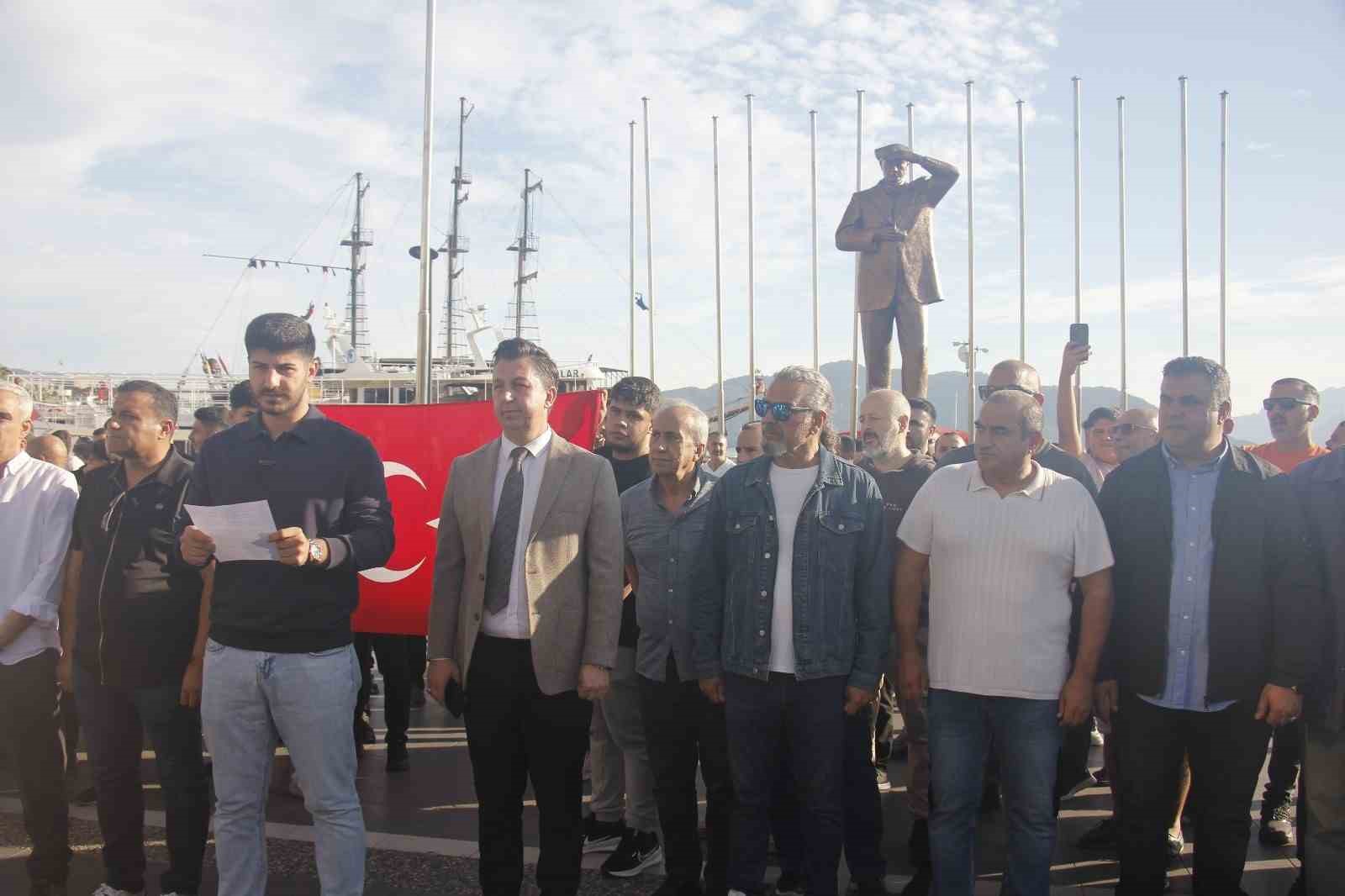 Marmaris kapalı çarşı esnafı, kapalı çarşının üstünün açılmaması için eylem yaptı