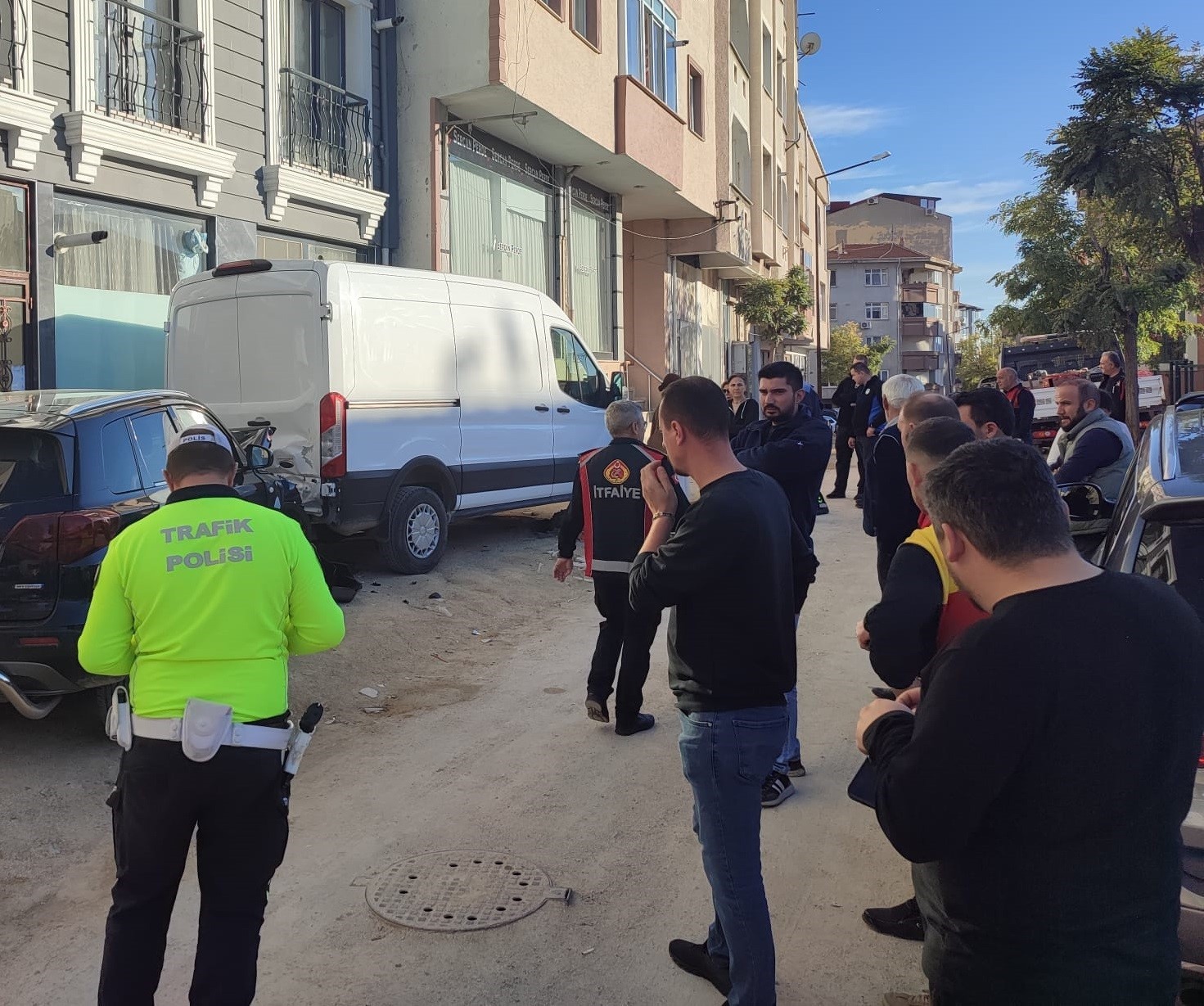 Otomobilin &ccedil;arptığı kamyonet aydınlatma direğini devirdi: 2 yaralı
