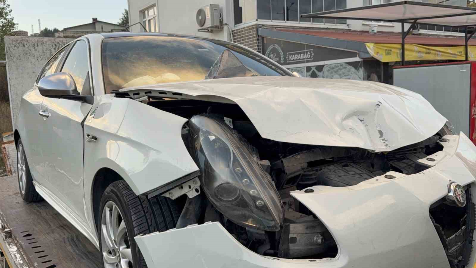 Kavşakta iki otomobil &ccedil;arpıştı: 2 yaralı
