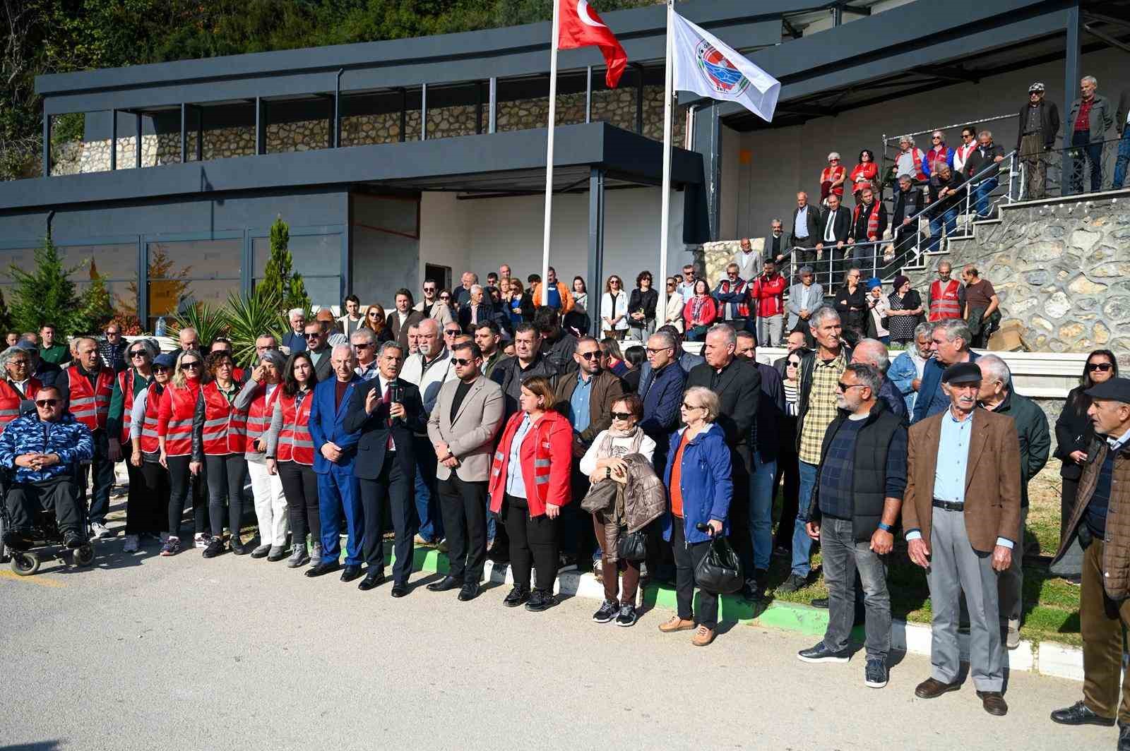 Gemlik&rsquo;te durdurulan kafe inşaatı tartışmalara yol a&ccedil;tı
