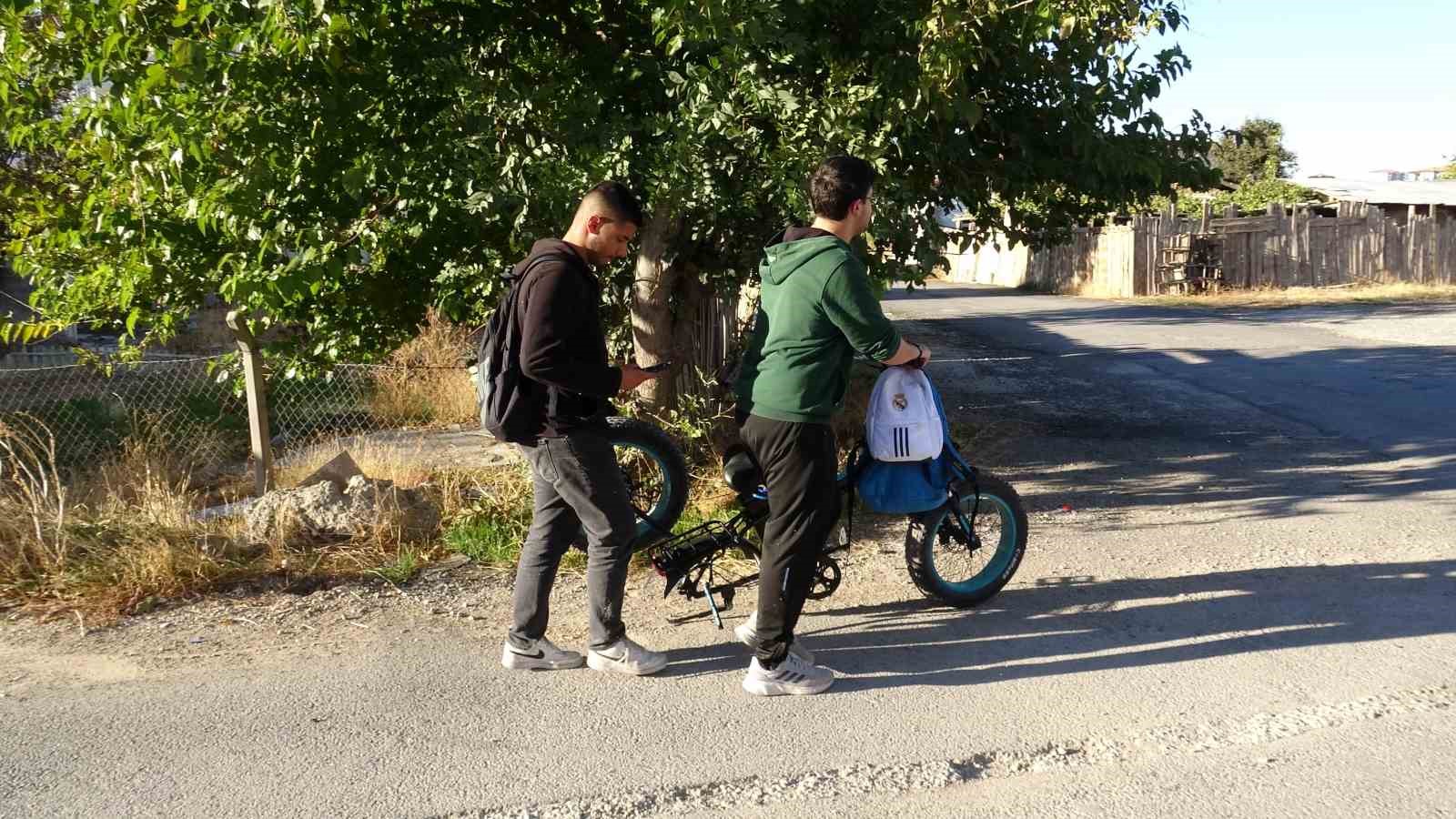 Malatya&rsquo;da kamyonet ile elektrikli bisiklet &ccedil;arpıştı: 2 yaralı
