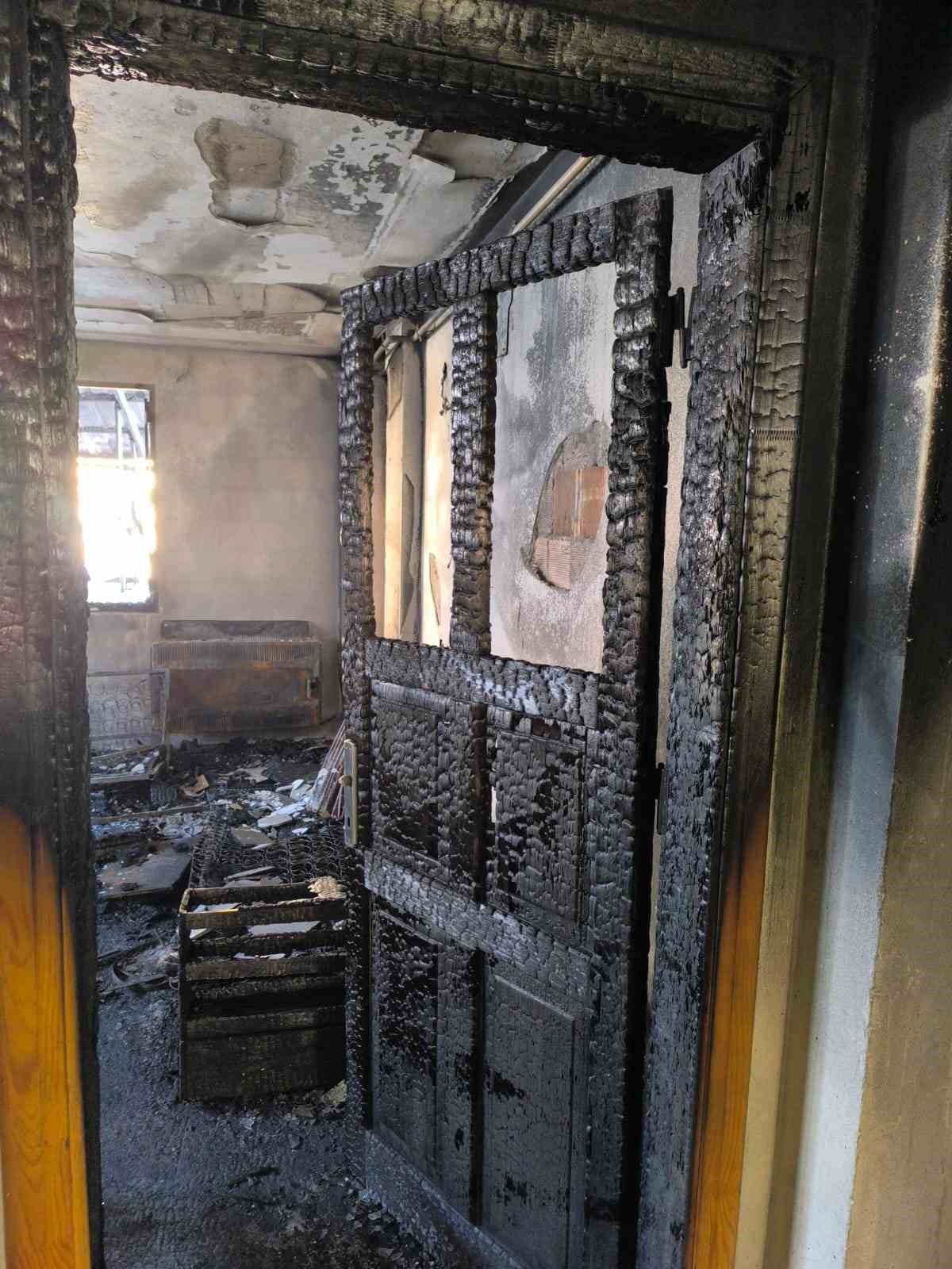 Adana&rsquo;da yangın &ccedil;ıkan ev k&uuml;le d&ouml;nd&uuml;
