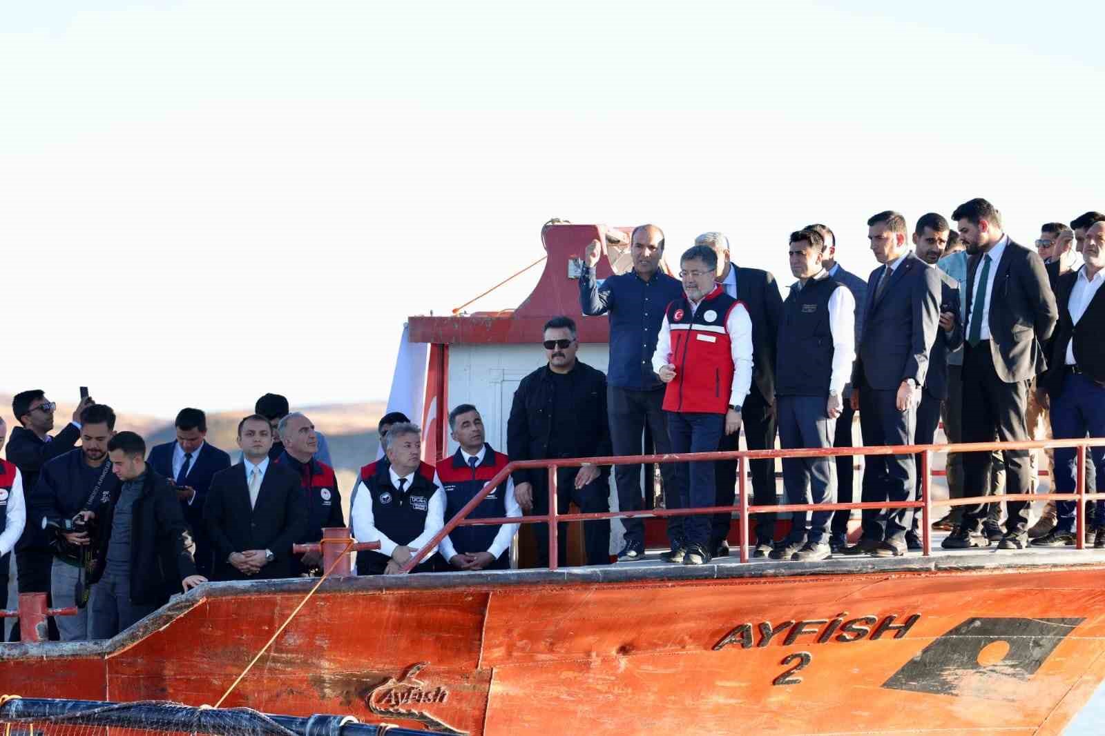 Bakan Yumaklı, Tunceli’de dağ sarımsağı ekti, balık yetiştiricileriyle bir araya geldi