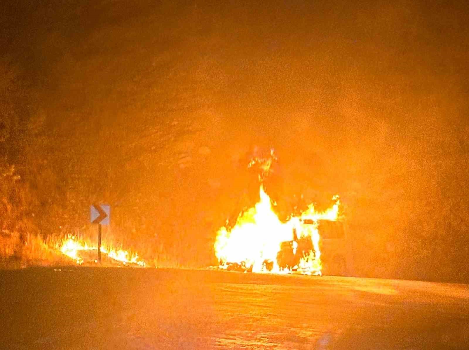 Şırnak&rsquo;ta seyir halindeki ara&ccedil; alev aldı
