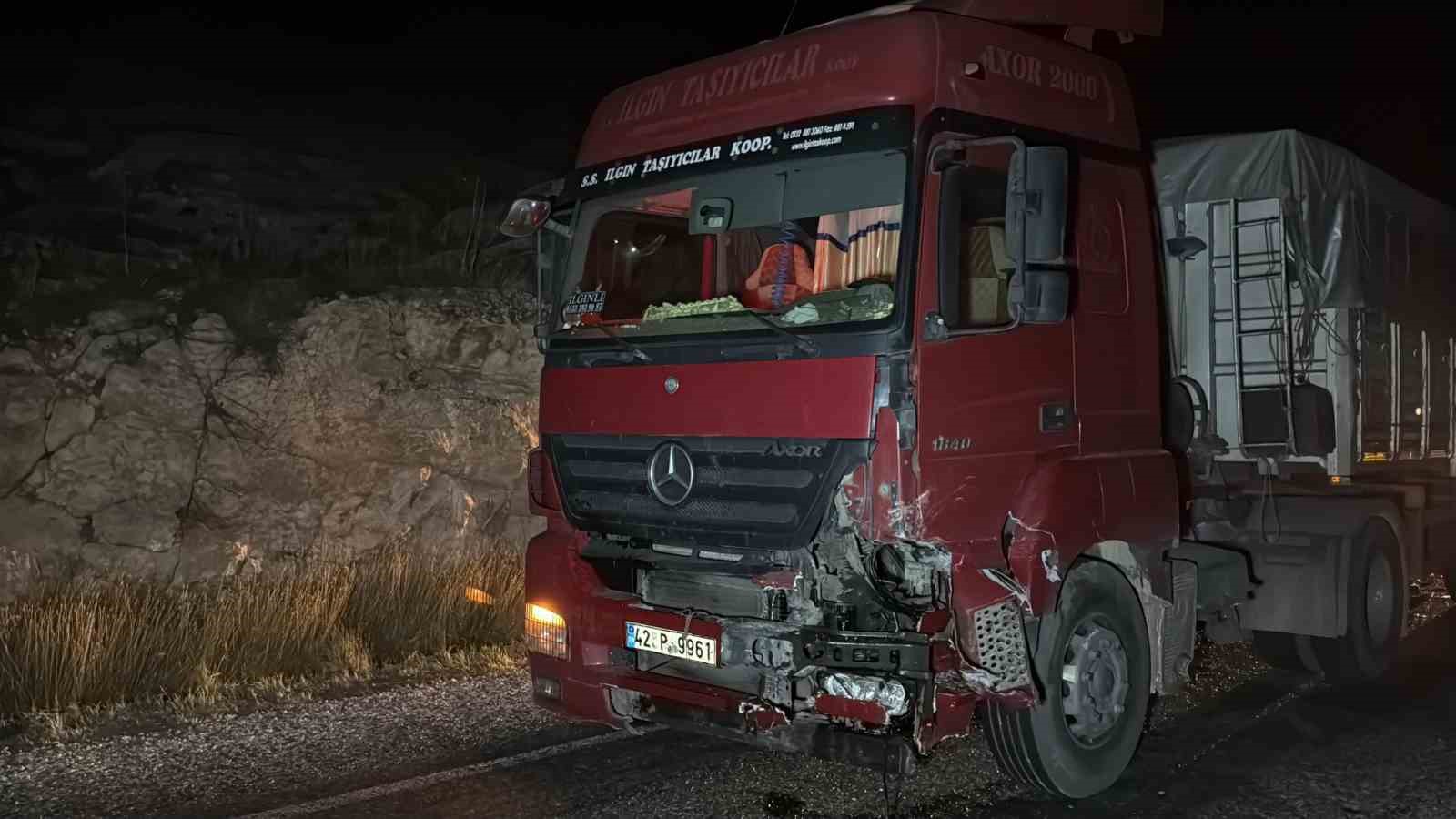 Tıra &ccedil;arpan otomobilde 4 kişi yaralandı
