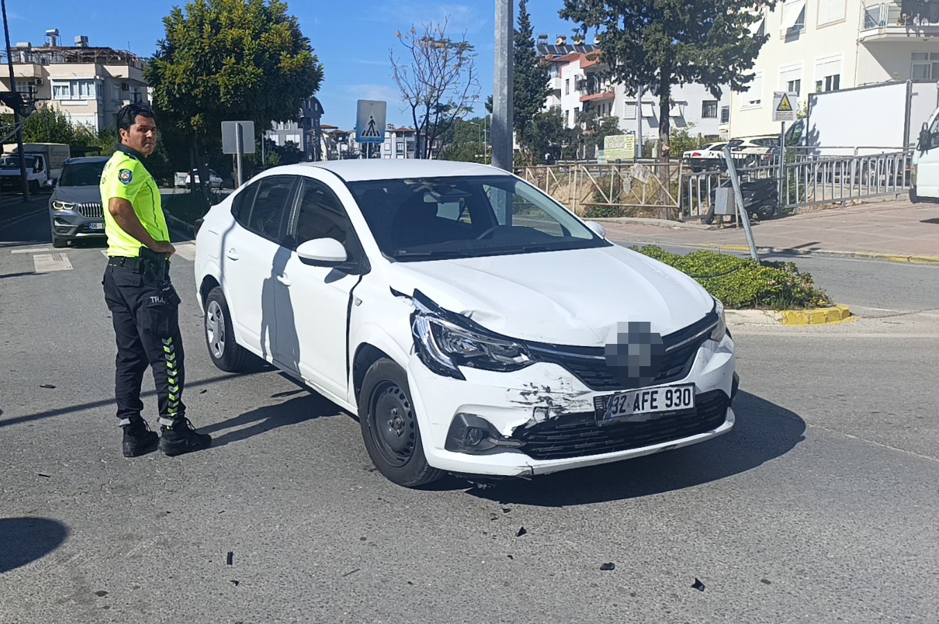 Manavgat&rsquo;ta 2 otomobil kavşakta &ccedil;arpıştı: 1 yaralı
