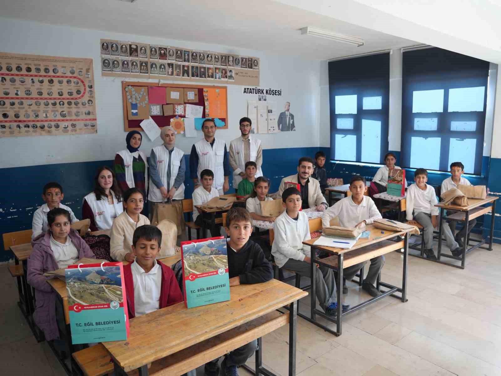 Eğil Belediyesi, çocuklara diş ve sağlıkla ilgili hediyeler dağıttı