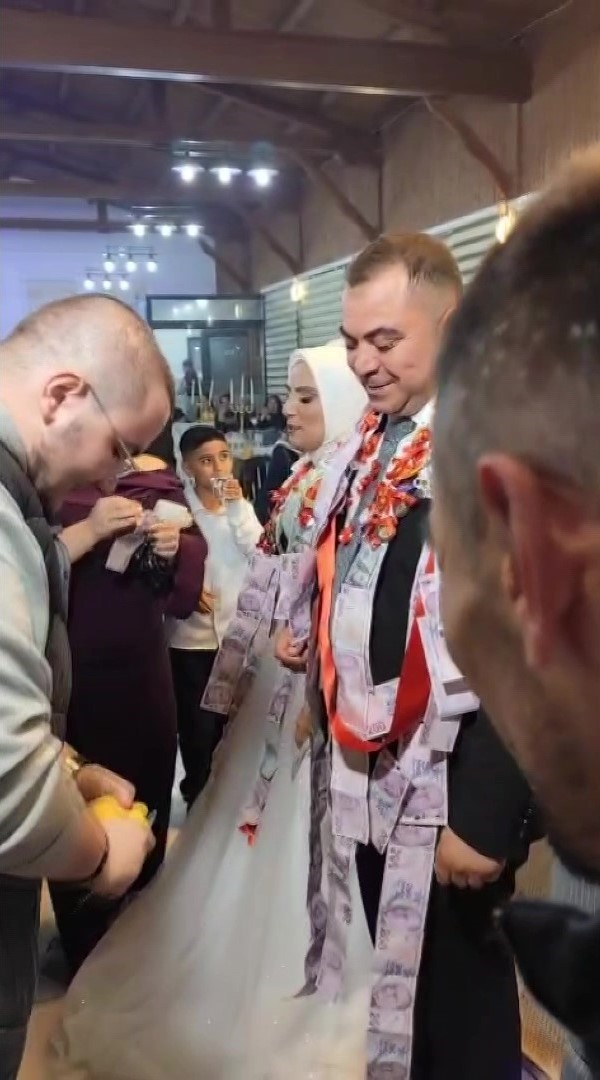 Damada şaka yapıp takı yerine ’ayva’ hediye ettiler