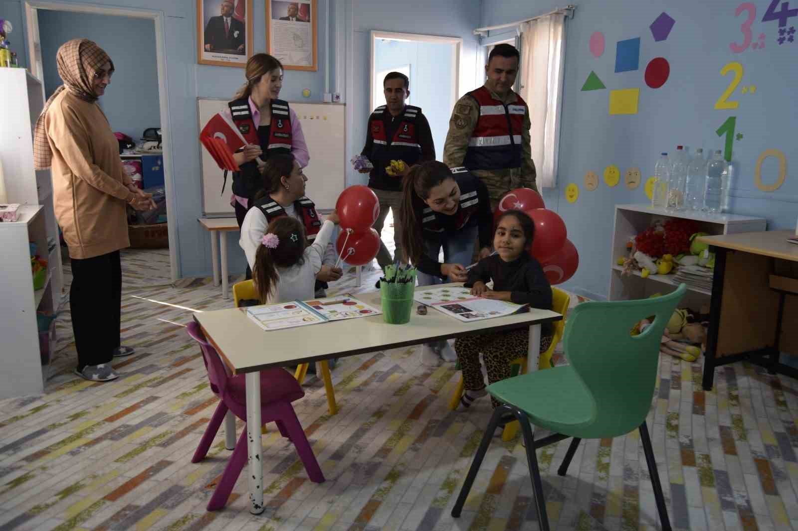 Dicle&rsquo;de &ouml;ğrencilere Jandarmadan tanıtım
