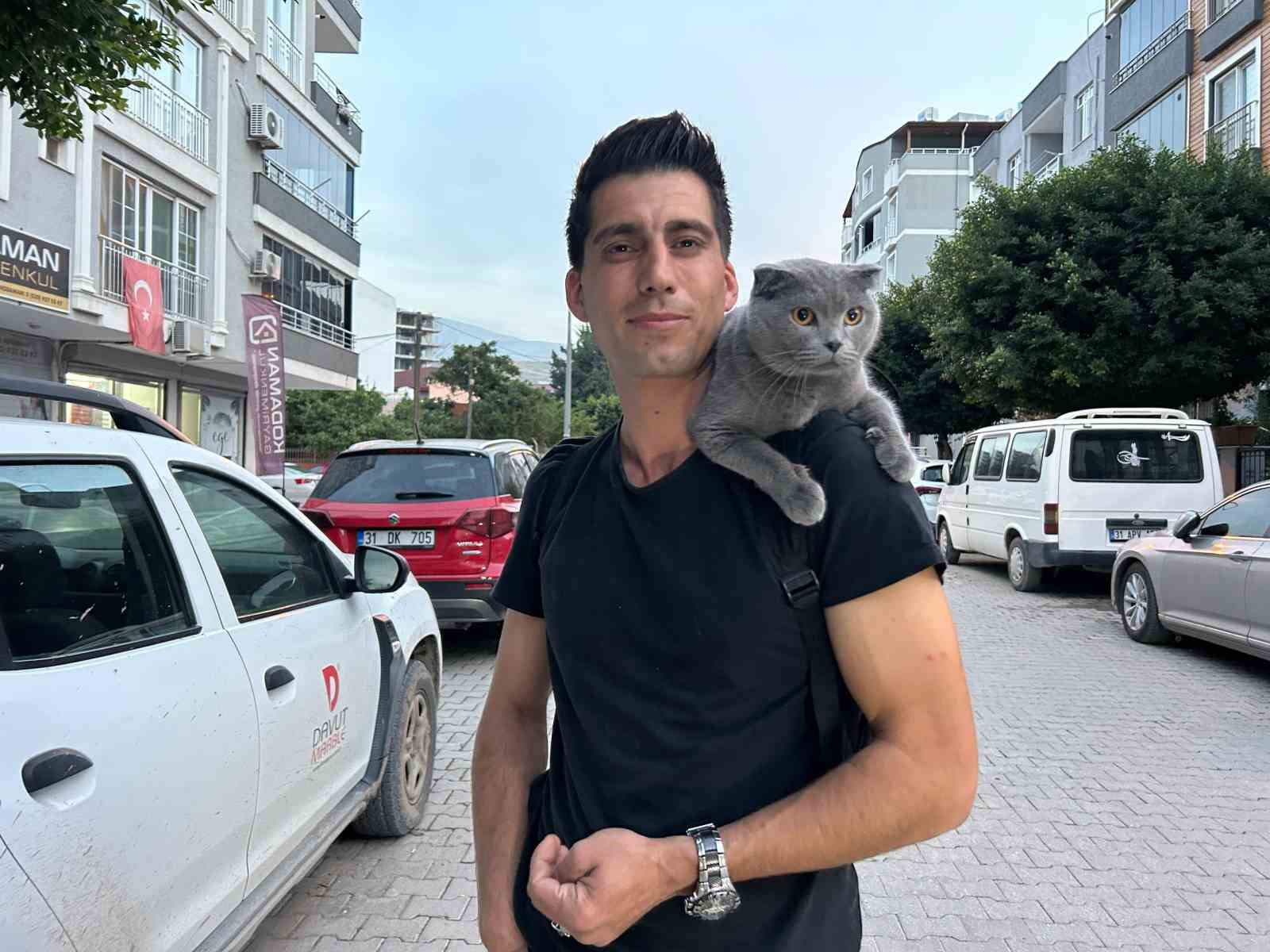 ‘Nasıl kaçmıyor’ diyenler olsa da ‘Duman’ sahibinin omzunda kenti turluyor