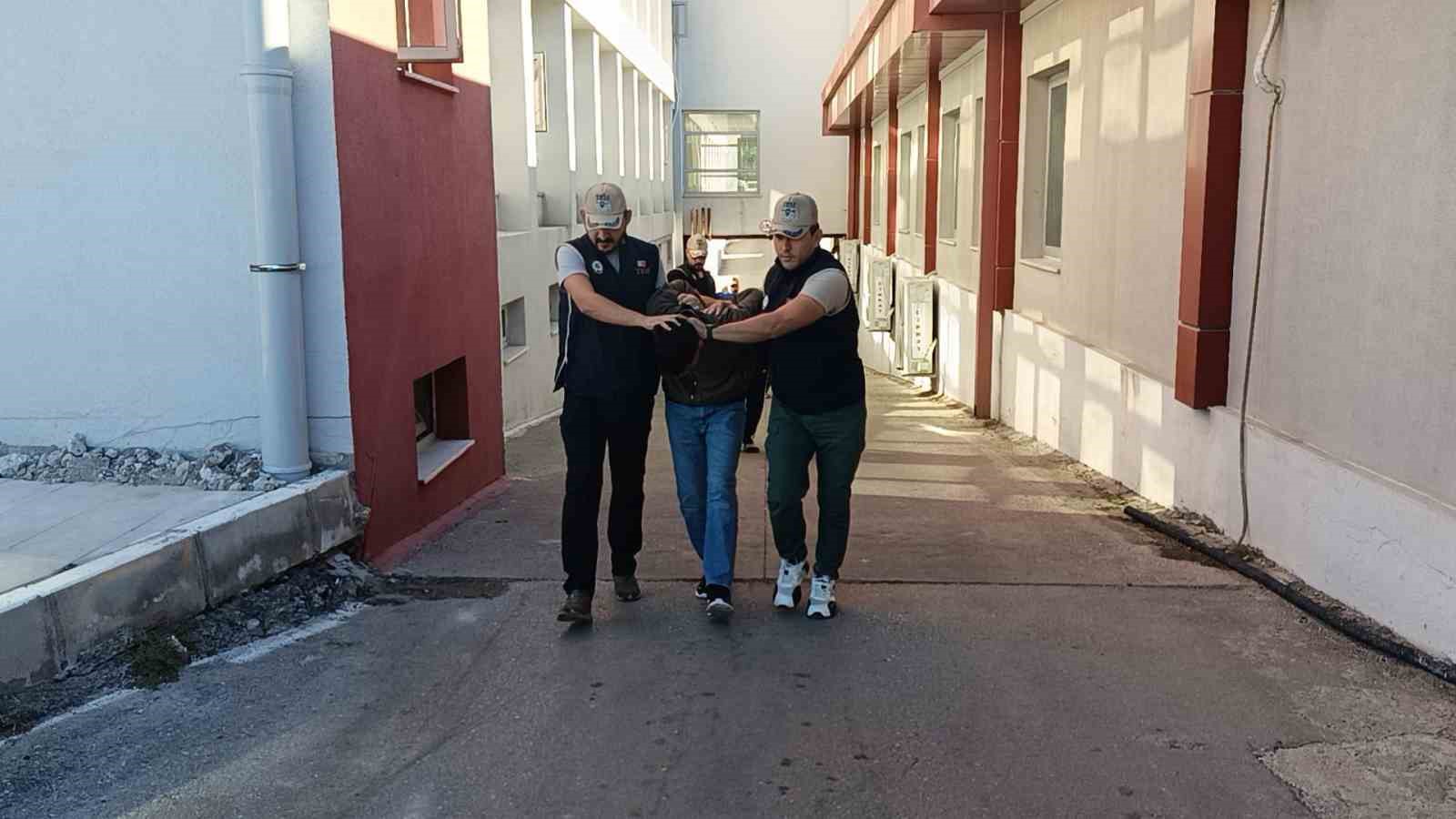 Adana’daki DEAŞ operasyonu: 3 tutuklama
