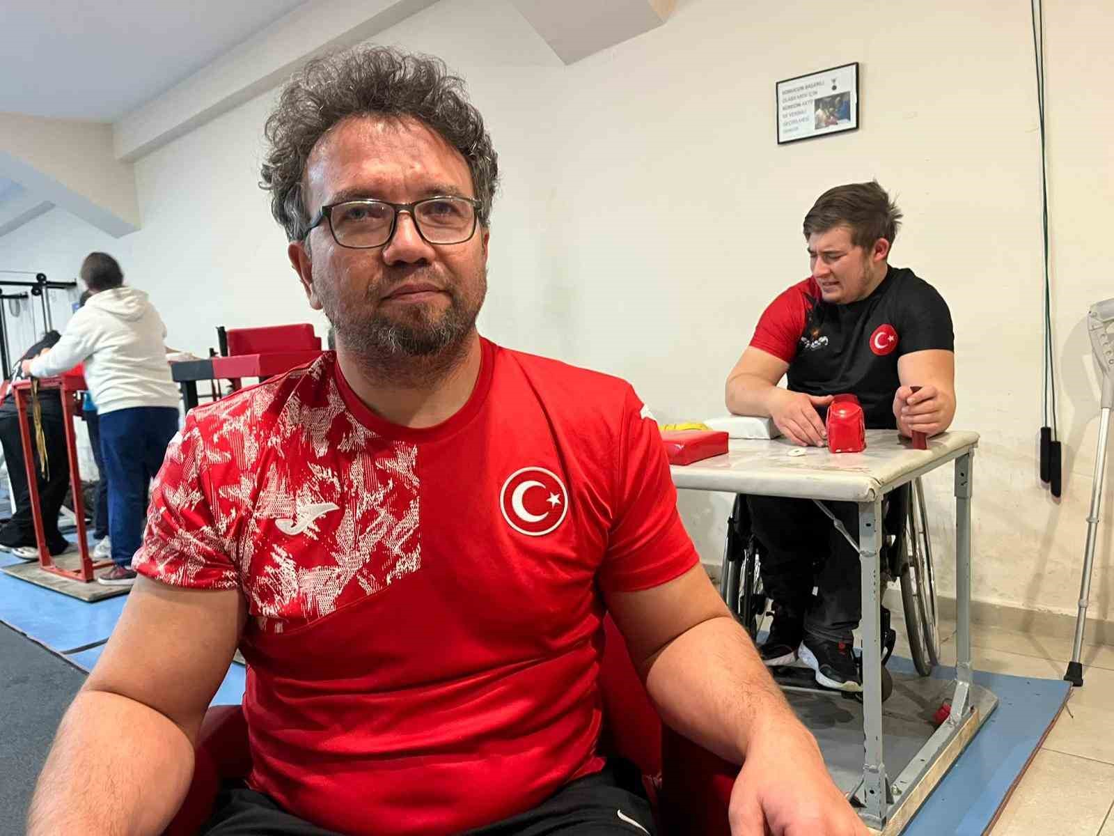 Aynı engele sahip olan &ouml;ğrencisi ile bilek g&uuml;reşi yapıyor
