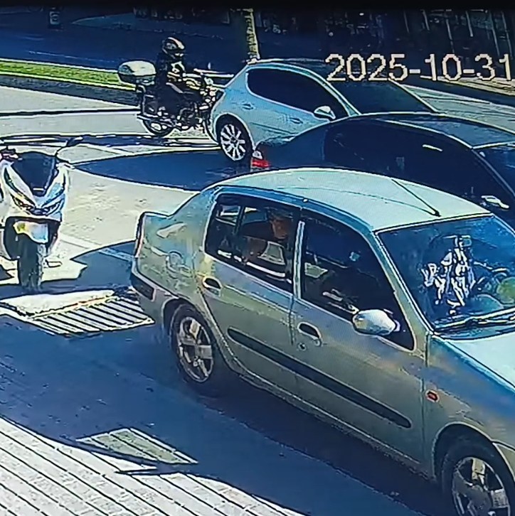 Otomobile arkadan &ccedil;arpan motosiklet s&uuml;r&uuml;c&uuml;s&uuml; yaralandı
