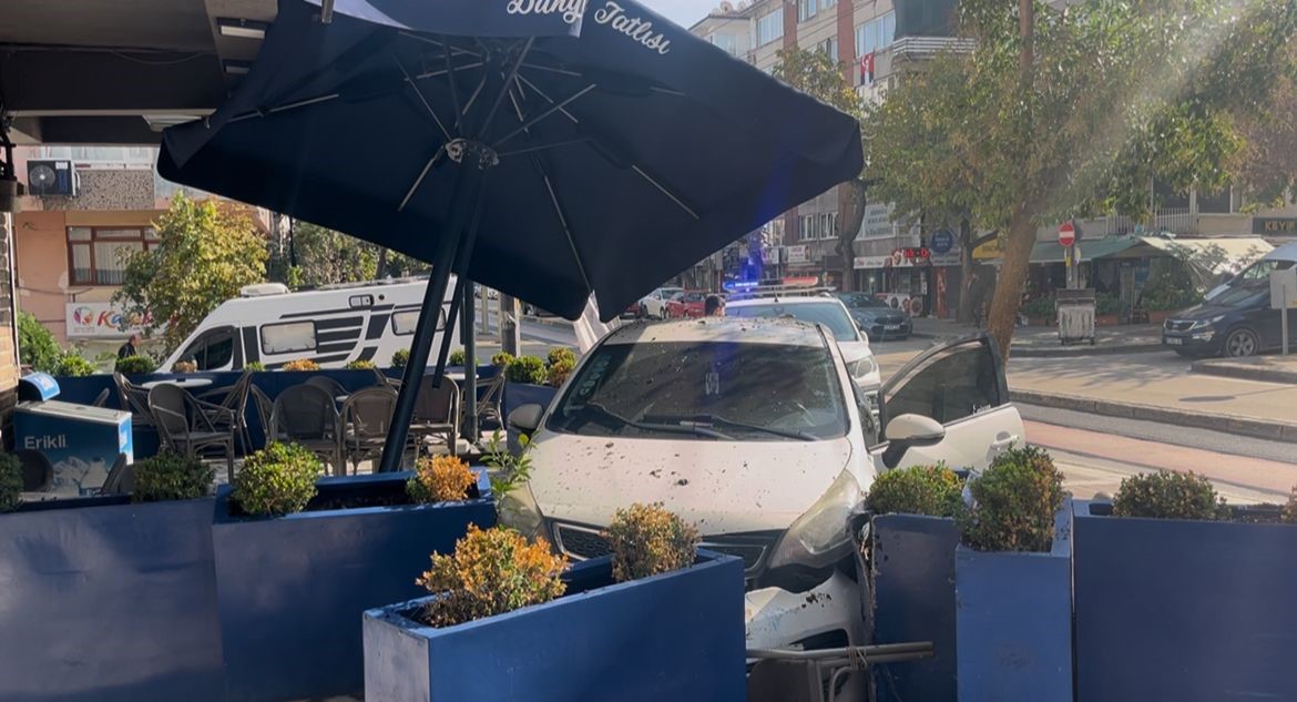 15 milyon liralık cipe çarpmamak için manevra yaptı, tatlıcı dükkanına böyle girdi