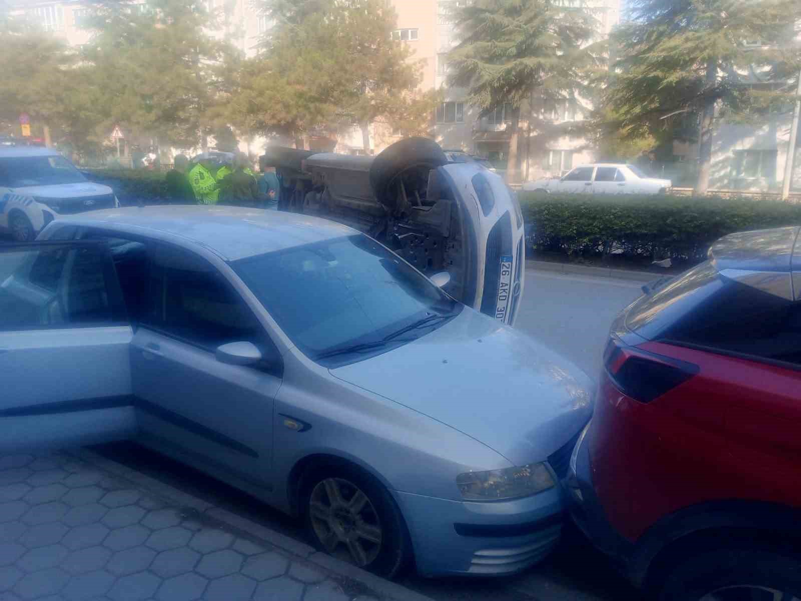 Park halindeki araçlara çarpan otomobil yan yattı: 1 yaralı