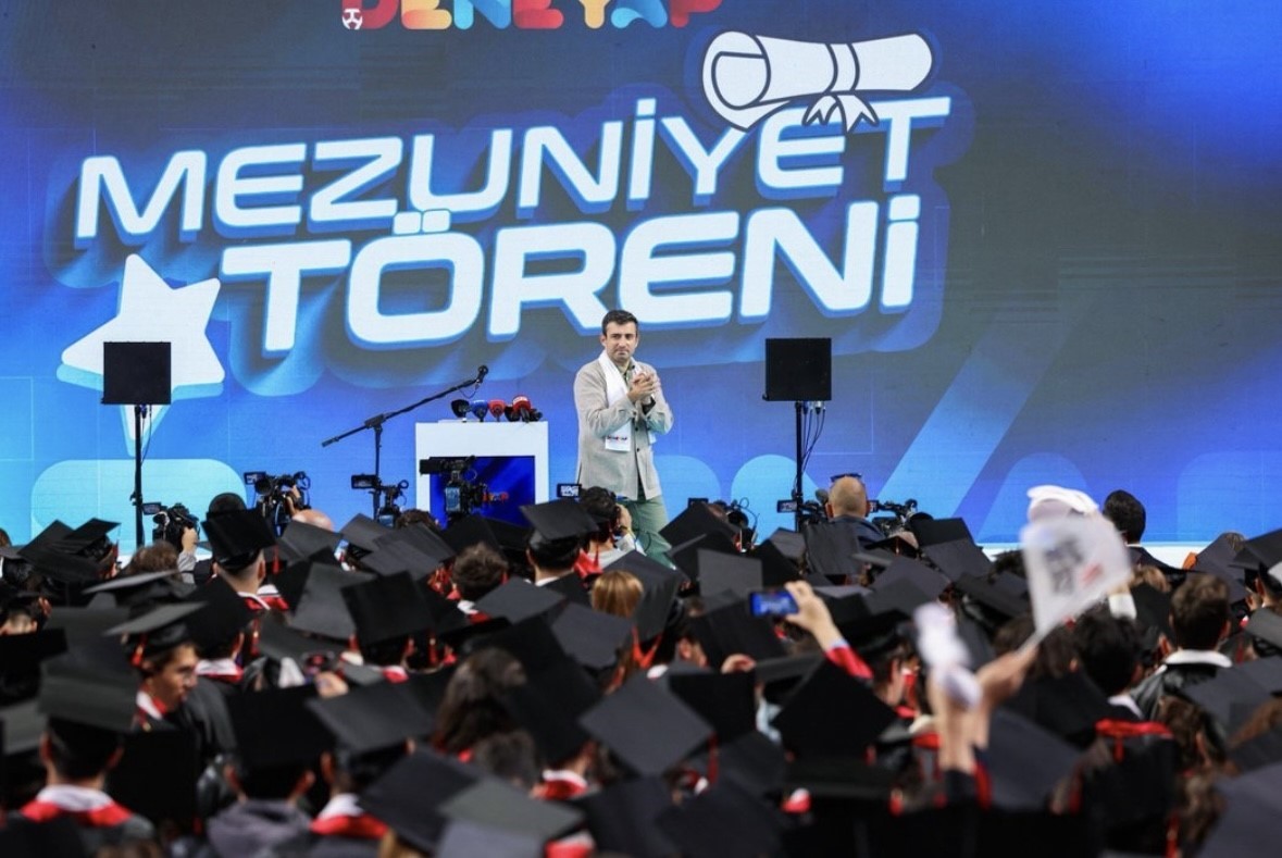 Selçuk Bayraktar mezun olan gençlere seslendi: "Bu güzel ülkenin geleceğinde sizlerin imzası olacak"

