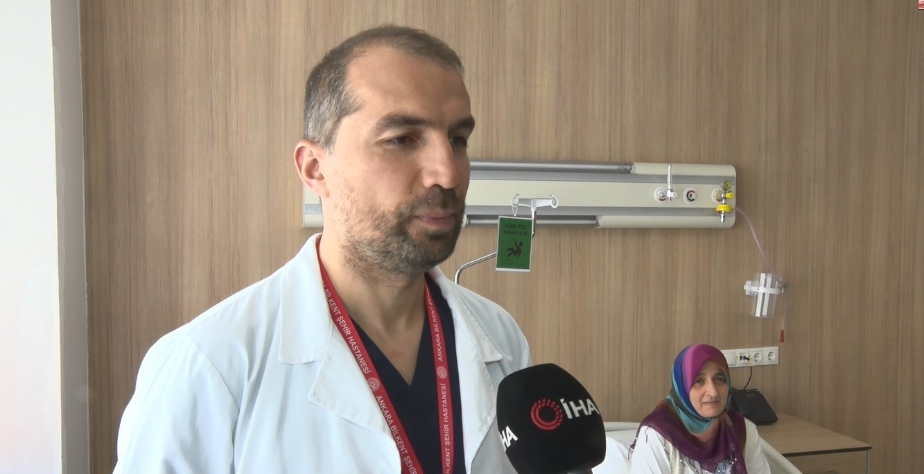 A&ccedil;ık kalp ameliyatına gerek kalmadı: 51 yaşındaki hastaya yeni kapak kasıktan takıldı
