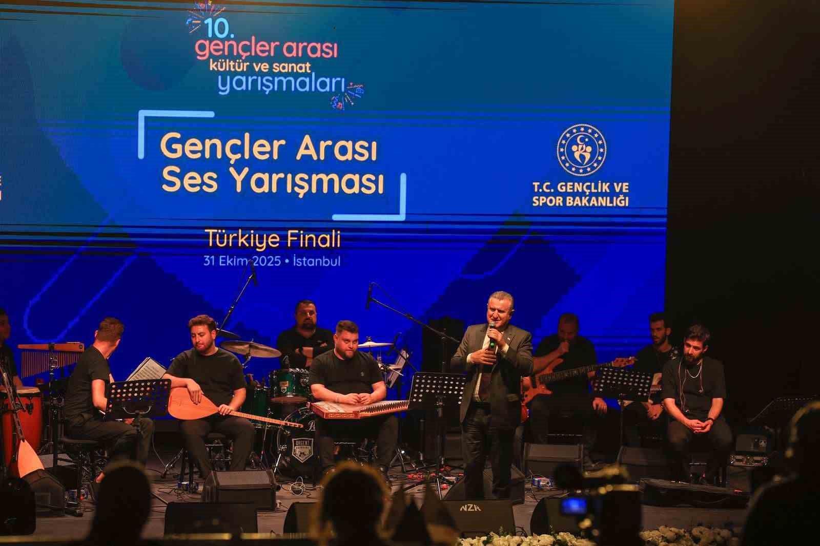 Bakan Bak, gençler arası ses yarışmasını izledi, sahnede şarkı söyledi