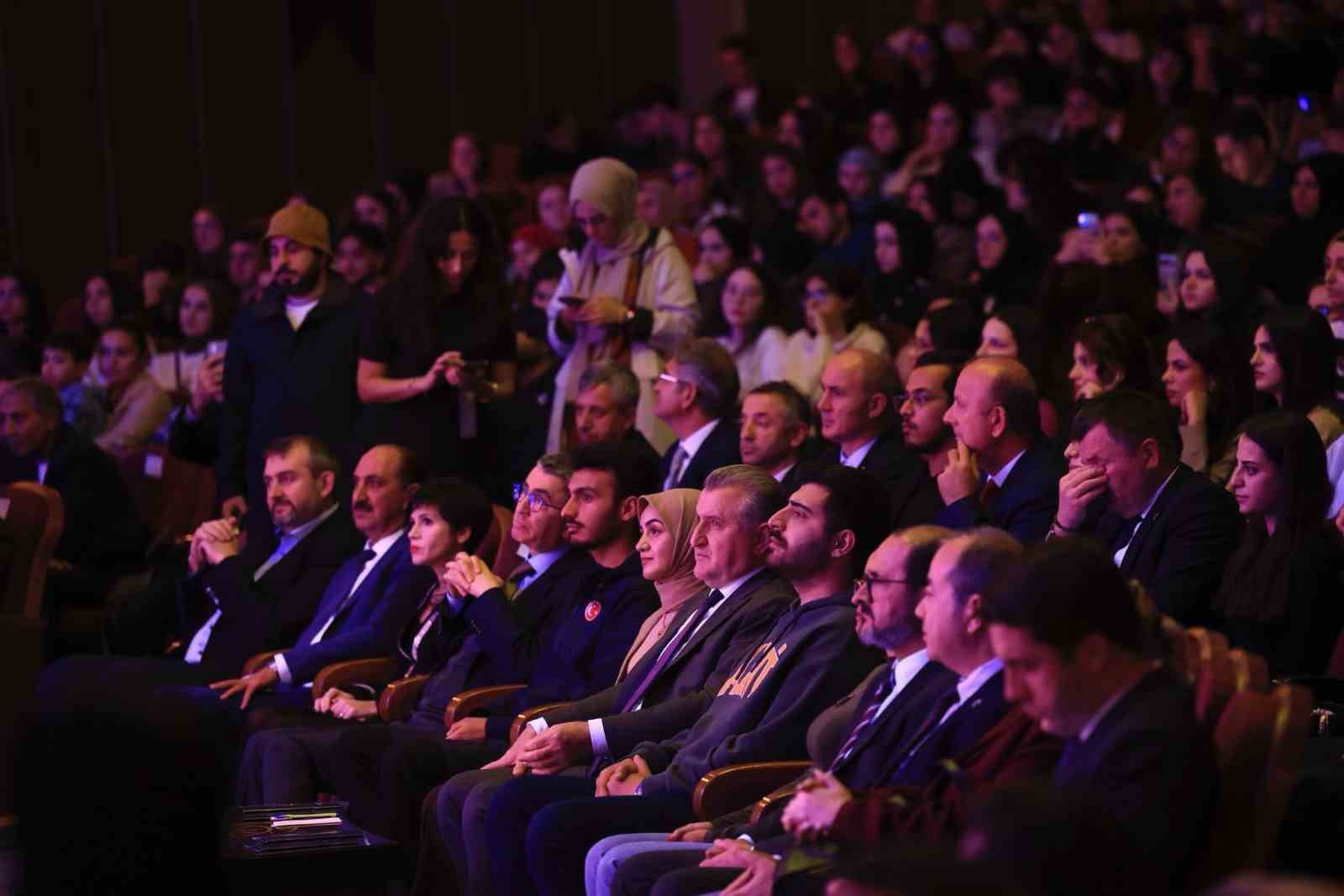 Bakan Bak, gen&ccedil;ler arası ses yarışmasını izledi, sahnede şarkı s&ouml;yledi
