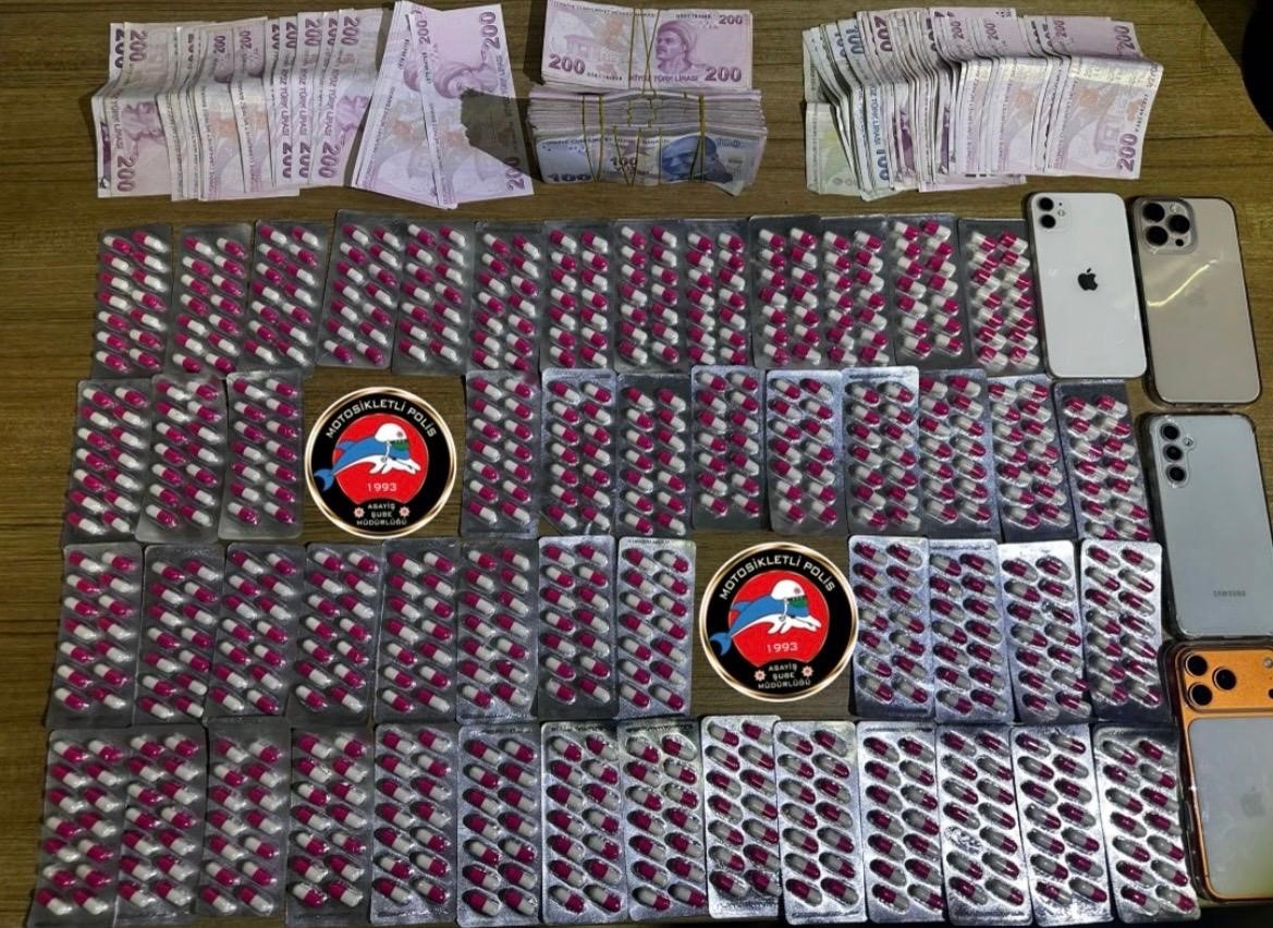 İzmir&rsquo;de polis son bir haftalık denetim raporunu a&ccedil;ıkladı
