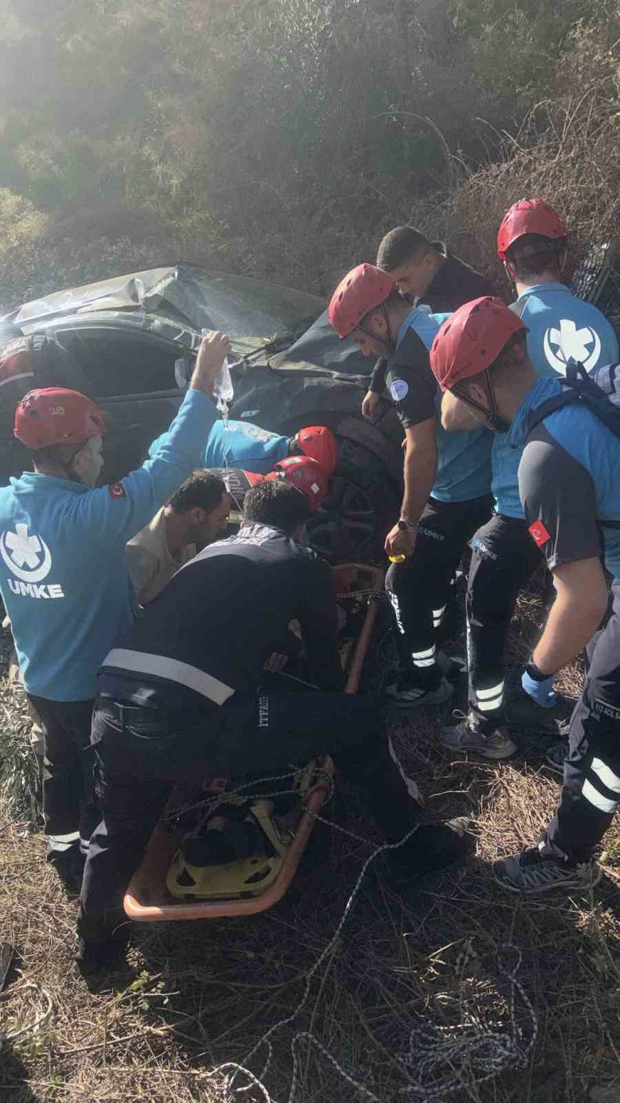 U&ccedil;uruma devrilen otomobilin kadın s&uuml;r&uuml;c&uuml;s&uuml; halat yardımıyla kurtarıldı
