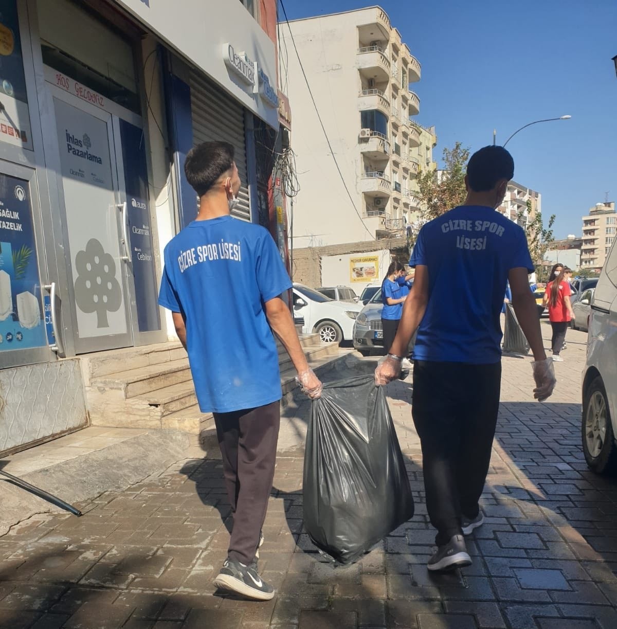 Spor Lisesi &ouml;ğrencileri &ccedil;evreye el attı, mahalleyi temizledi
