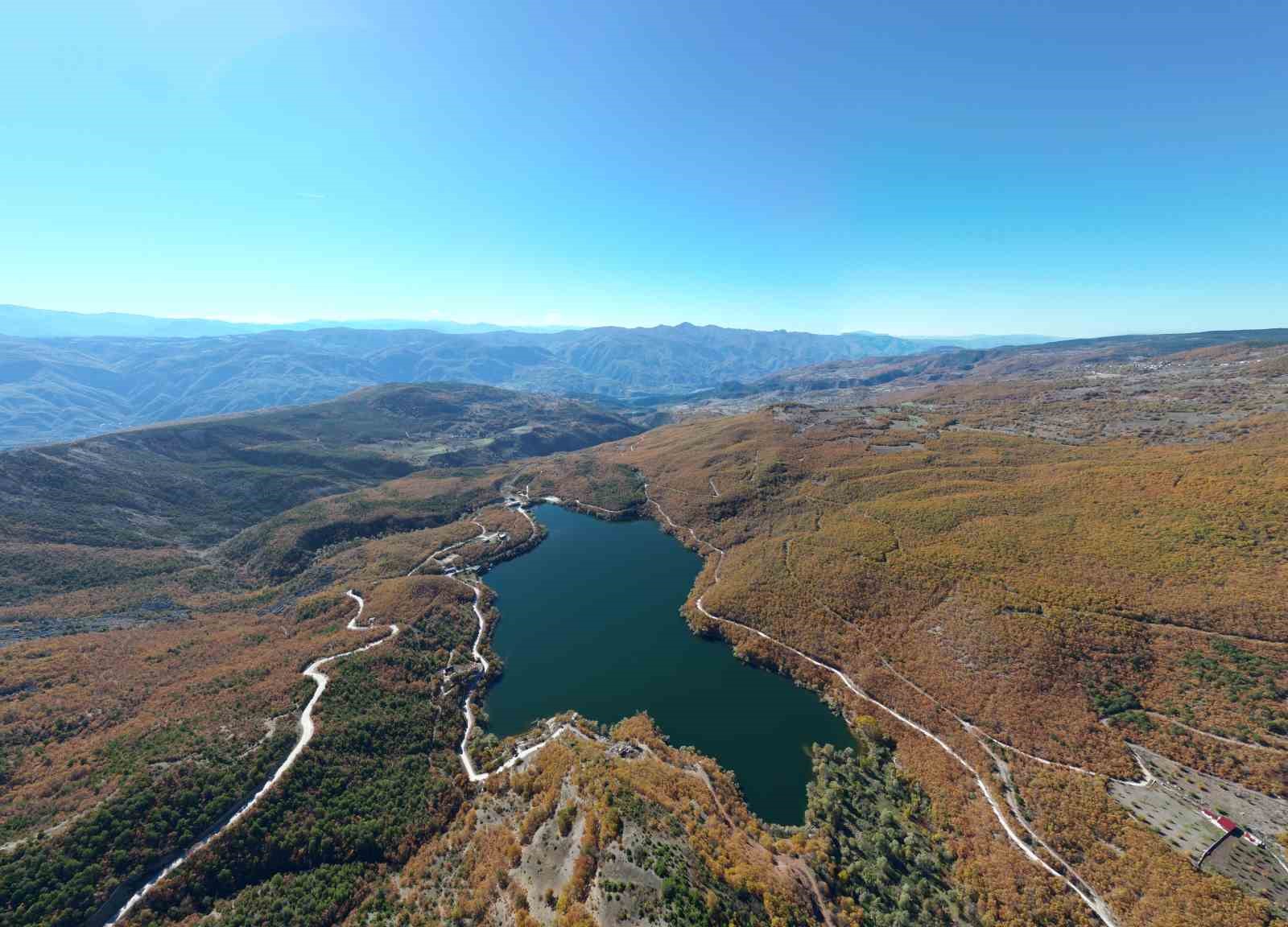 Zinav Gölü sonbahar renkleriyle mest ediyor