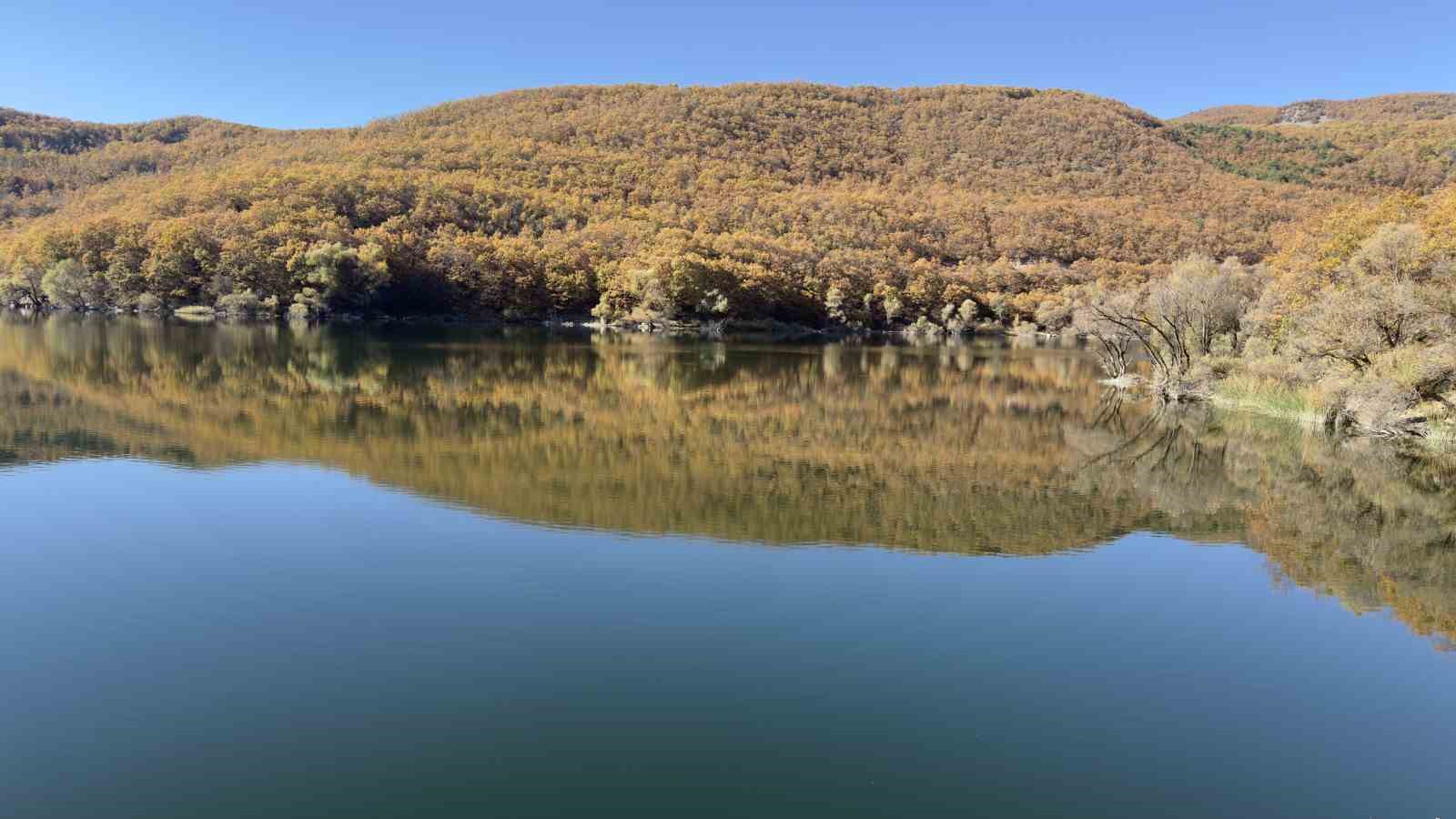 Zinav Gölü sonbahar renkleriyle mest ediyor
