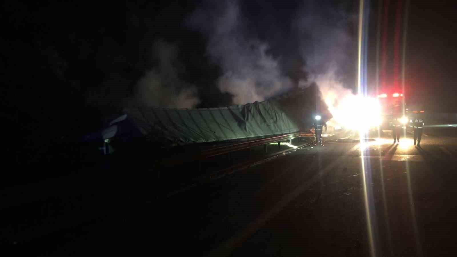 Bolu&rsquo;da kaza yapan tır alev alev yandı
