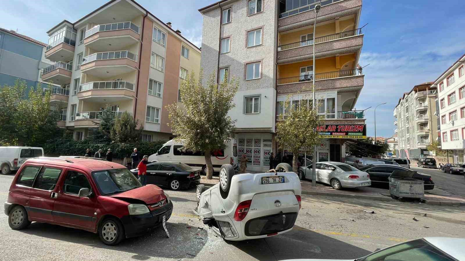 Ortalığın savaş alanına döndüğü kaza kamerada: 1 yaralı