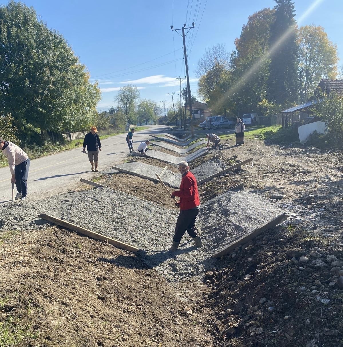 D&uuml;zce&rsquo;de k&ouml;y yollarına v kanal yapılıyor
