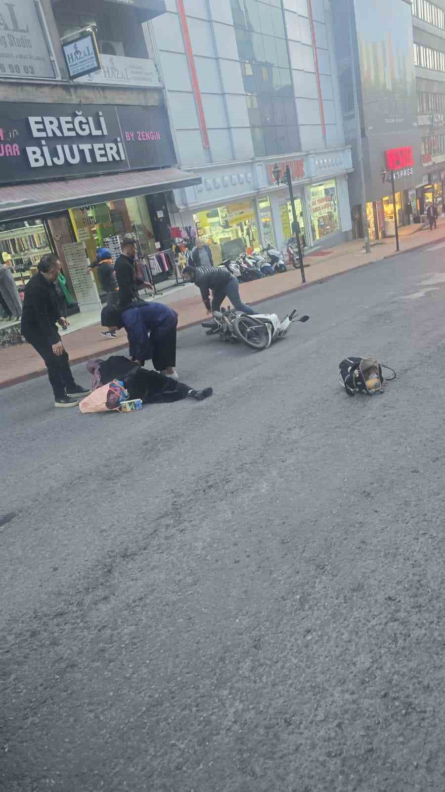 Karadeniz Ereğli&rsquo;de motosiklet yayaya &ccedil;arptı; 3 yaralı
