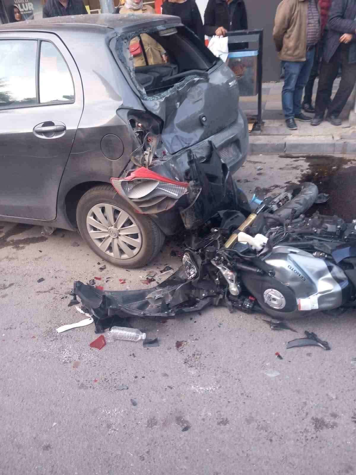 Motosiklet s&uuml;r&uuml;c&uuml;s&uuml;n&uuml;n ağır yaralandığı kaza g&uuml;venlik kamerasında
