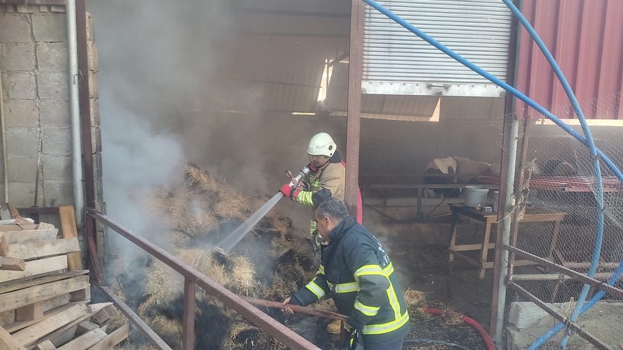 Defne’de samanlık yangını