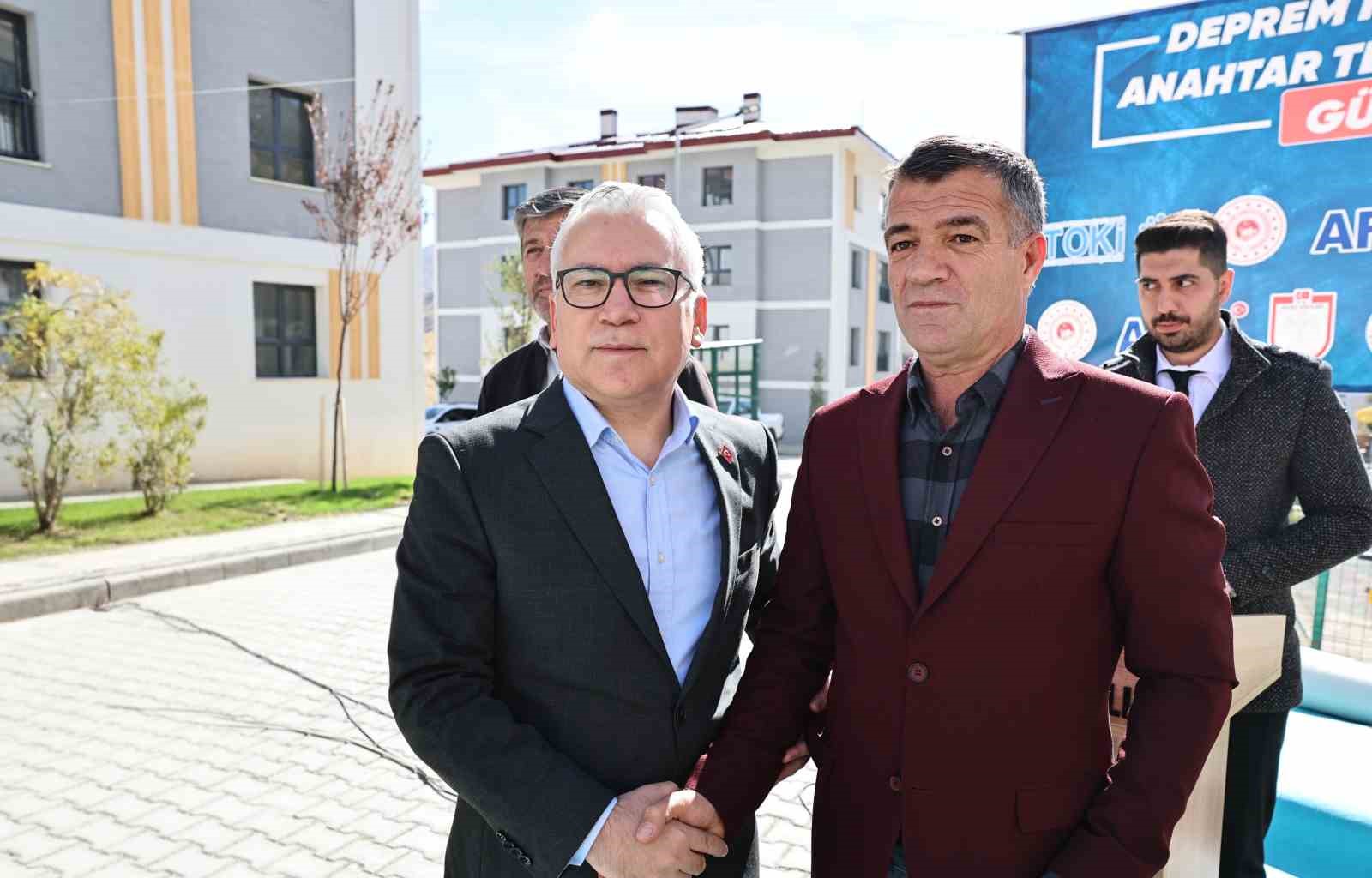 Gürün’de yapımı tamamlanan 85 afet konutunun anahtar teslimi yapıldı