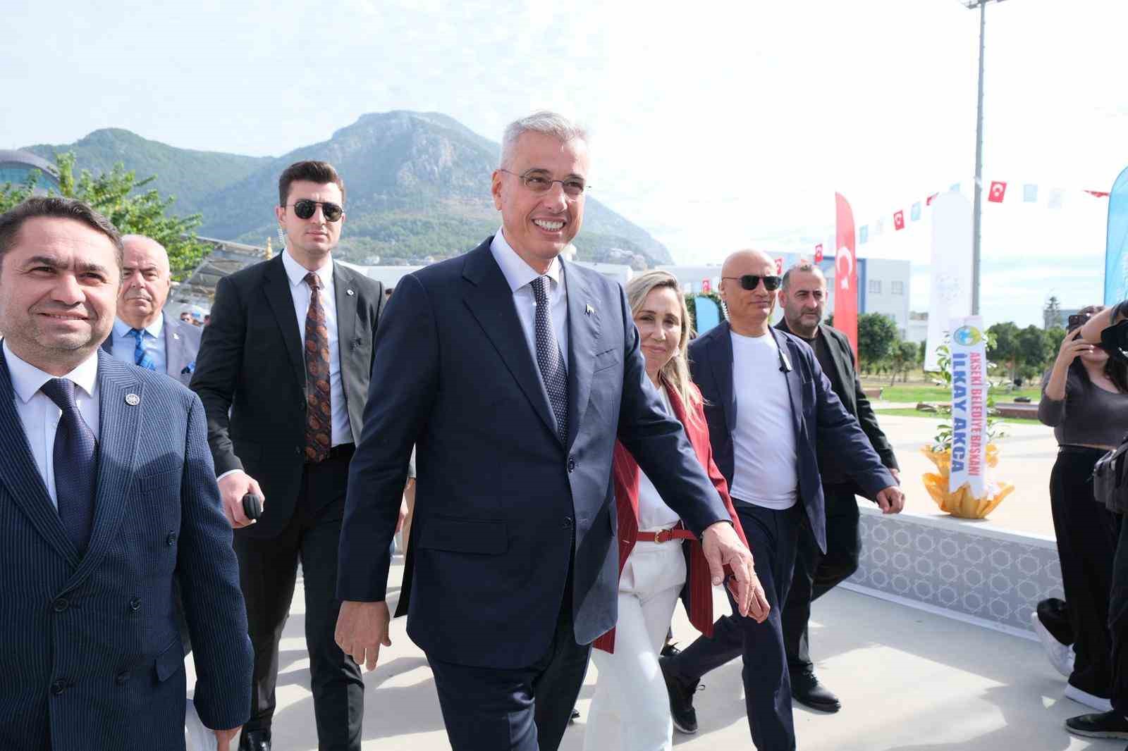 Sağlık Bakanı Memişoğlu: "Sağlıkta son 25 yılda Cumhurbaşkanımızın liderliğinde &ccedil;ok şey yaptık, &ccedil;ok şey &uuml;rettik. Daha &ccedil;ok &uuml;reteceğiz&rsquo;&rsquo;
