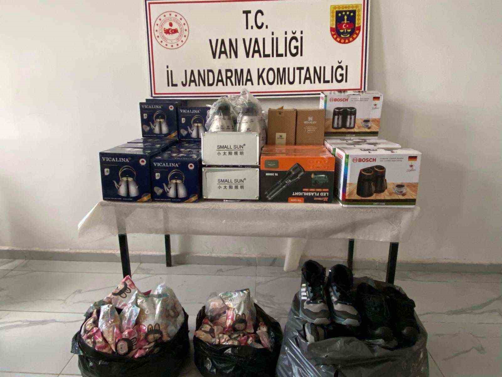 Van’da kaçak sigara ve malzeme ele geçirildi