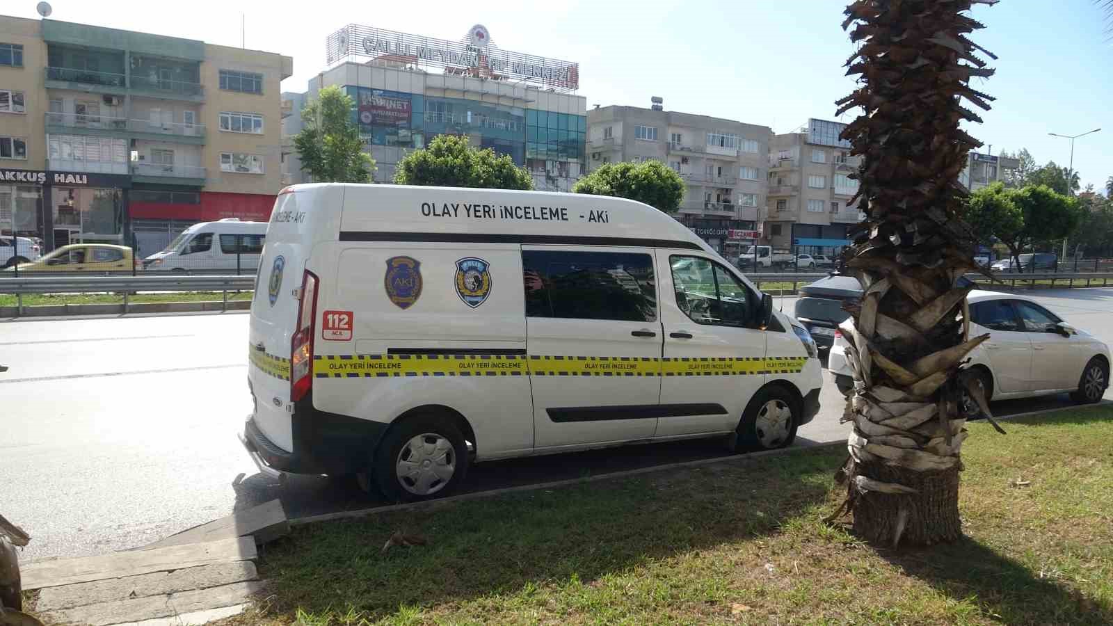 Eline aldığı bı&ccedil;akla yoldan ge&ccedil;enlere dehşeti yaşattı: 1 yaralı
