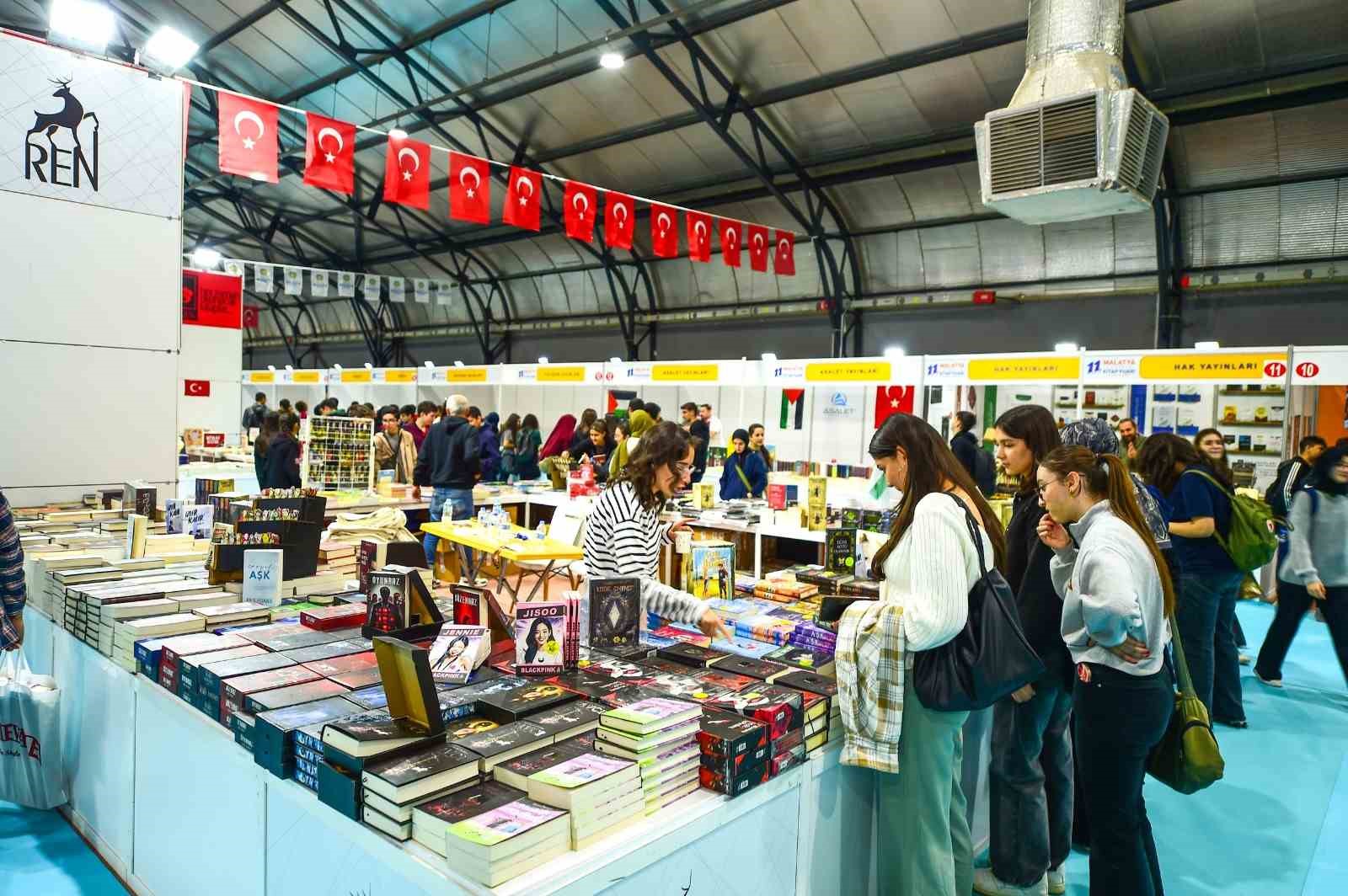 Başkan Er, Malatya Anadolu Kitap ve K&uuml;lt&uuml;r Fuarı&rsquo;nda stantları gezdi

