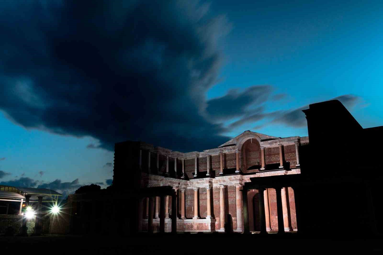 Paranın ilk basıldığı Sardes Antik Kenti artık gece de parlıyor
