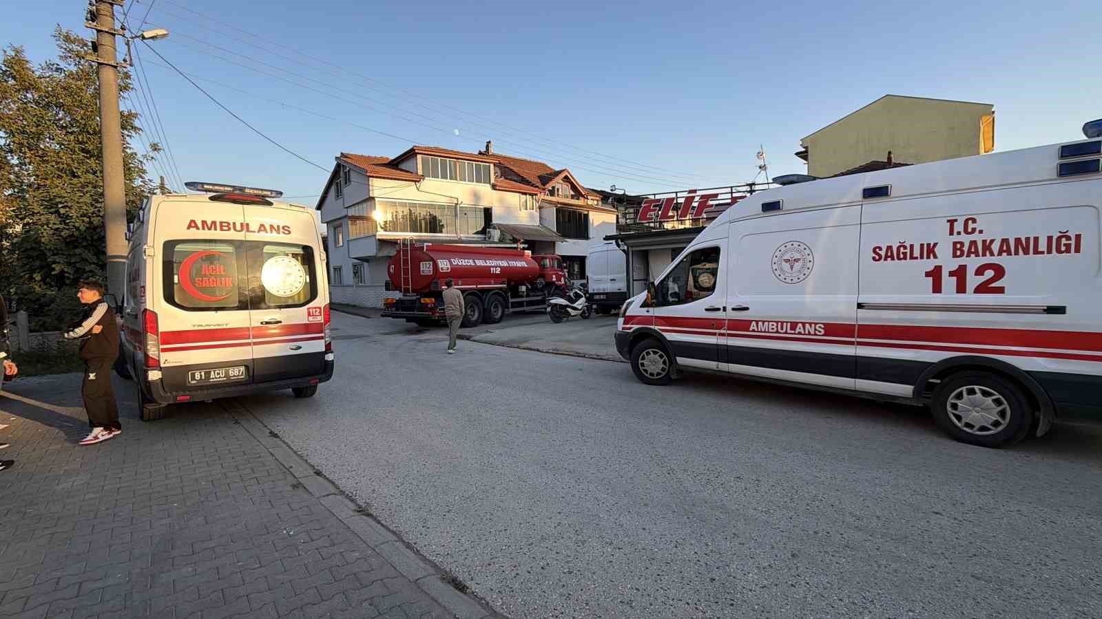 D&uuml;zce&rsquo;de yangında dumandan etkilenen 5 kişi hastaneye kaldırıldı
